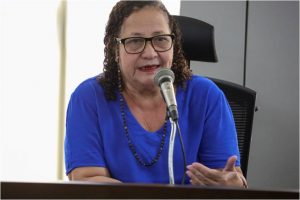 Na manhã do dia 27/06/2018, no auditório Ênio Guerra da Assembleia Legislativa de Pernambuco (Alepe) foi realizada uma Audiência Pública para discussão sobre a convocação dos/as professores/as aprovados/as no último concurso público da educação que , em dezembro, foi prorrogado por mais um ano. A reunião foi um pedido da Comissão de Educação e Cultura, representada pela deputada Teresa Leitão, presidenta da Comissão. De acordo com Ednaldo Moura, Secretário Executivo de Administração e Finanças, a previsão é chamar todos/as professores/as entre os meses de outubro e dezembro. O Conselho Estadual de Educação de Pernambuco (CEE/PE) foi representado pela Conselheira Cleidimar Barbosa dos Santos. Segundo ela, a quantidade de CTD repercute diretamente na qualidade de ensino, pois esses profissionais não estão contemplados no Plano de Cargos e Carreiras e não têm incentivos para dar continuidade à sua formação.