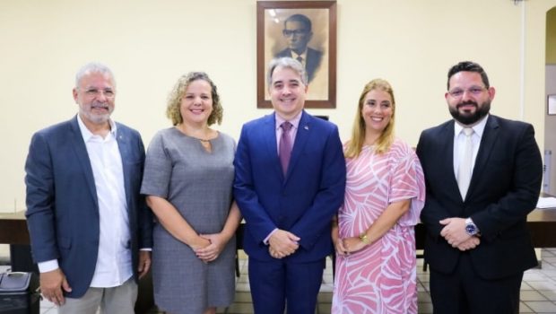 Na Reunião Plenária, presencial, da última quarta-feira (20), O Conselho Estadual de Educação de Pernambuco (CEE-PE) realizou a Cerimônia de Posse de Conselheiros. Compuseram a mesa diretiva: o Secretário de […]